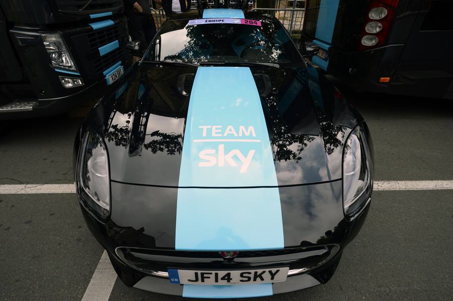 La speciale coup Jaguar, macchina d&#39;appoggio del Team Sky per la crono. Afp